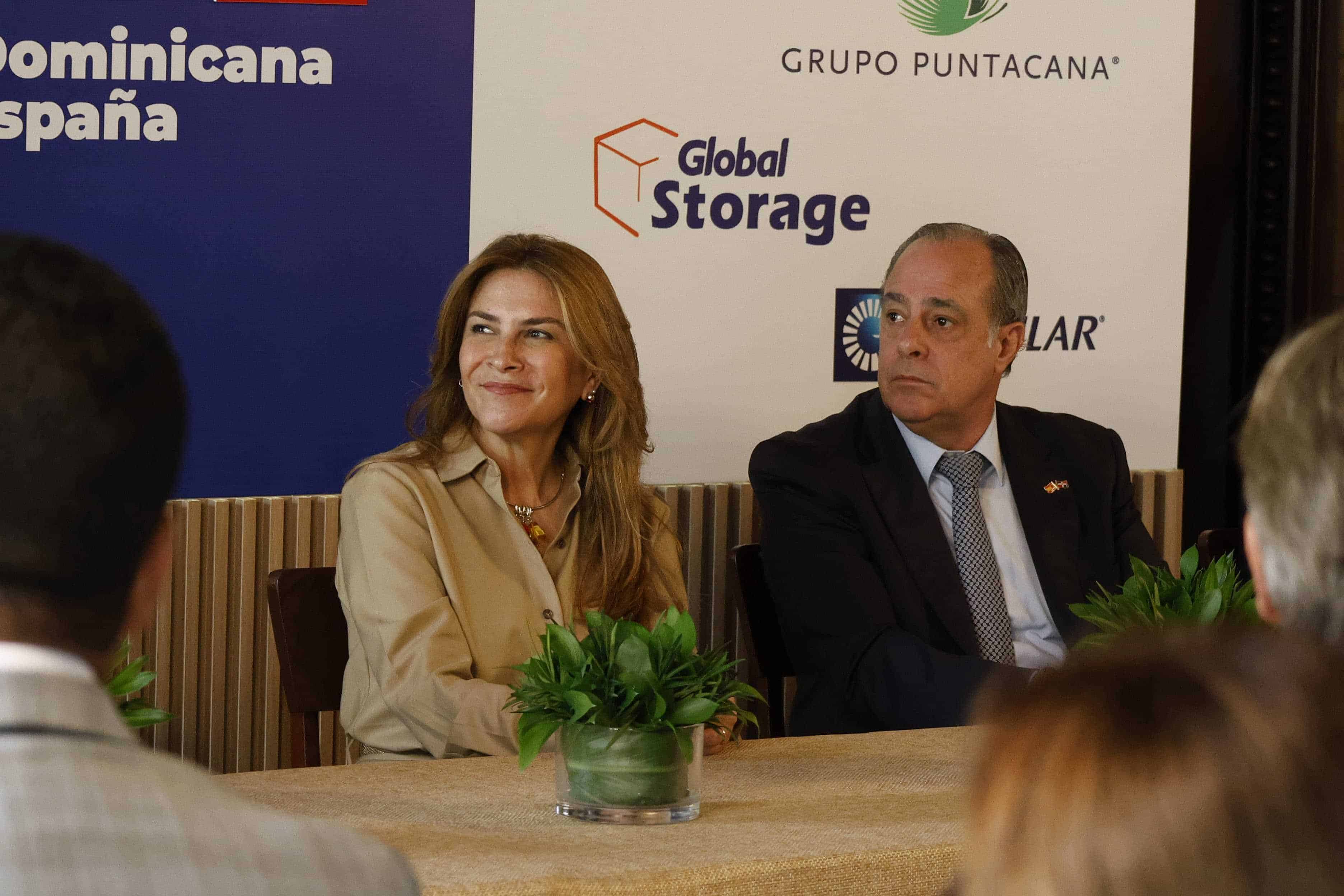 La alcaldesa del Distrito Nacional, Carolina Mejía, y el presidente de la Cámara de Comercio Española en República Dominicana, Francisco José Pérez Menéndez.