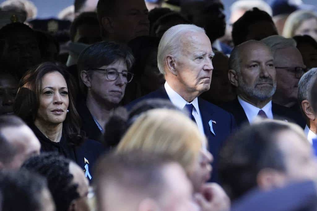 El presidente Joe Biden y la vicepresidenta Kamala Harris asisten a una ceremonia que marca el aniversario de los ataques terroristas del 11 de septiembre en el Museo y Memorial Nacional del 11 de Septiembre, el miércoles 11 de septiembre de 2024, en Nueva York.