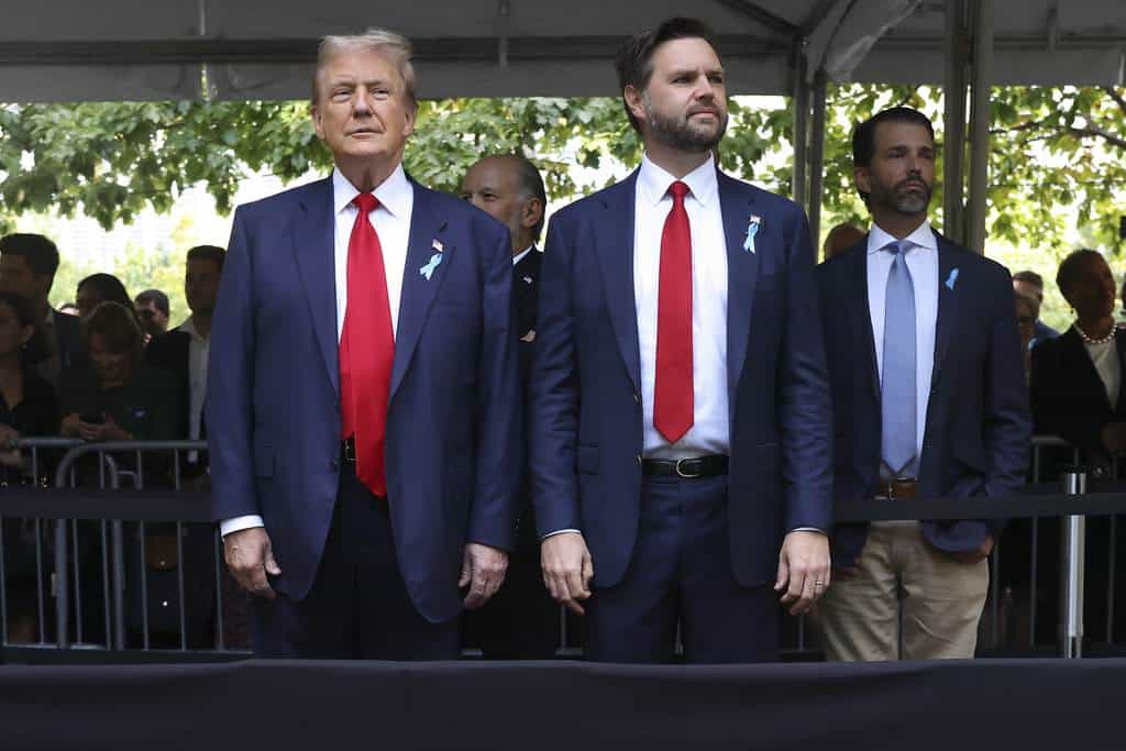 El candidato presidencial republicano, el expresidente Donald Trump, izquierda, el candidato republicano a la vicepresidencia, el senador JD Vance, republicano por Ohio, y Donald Trump Jr., derecha, llegan al Memorial del 11 de septiembre en el 23º aniversario del terrorismo del 11 de septiembre de 2001. Ataques, miércoles 11 de septiembre de 2024, en Nueva York.