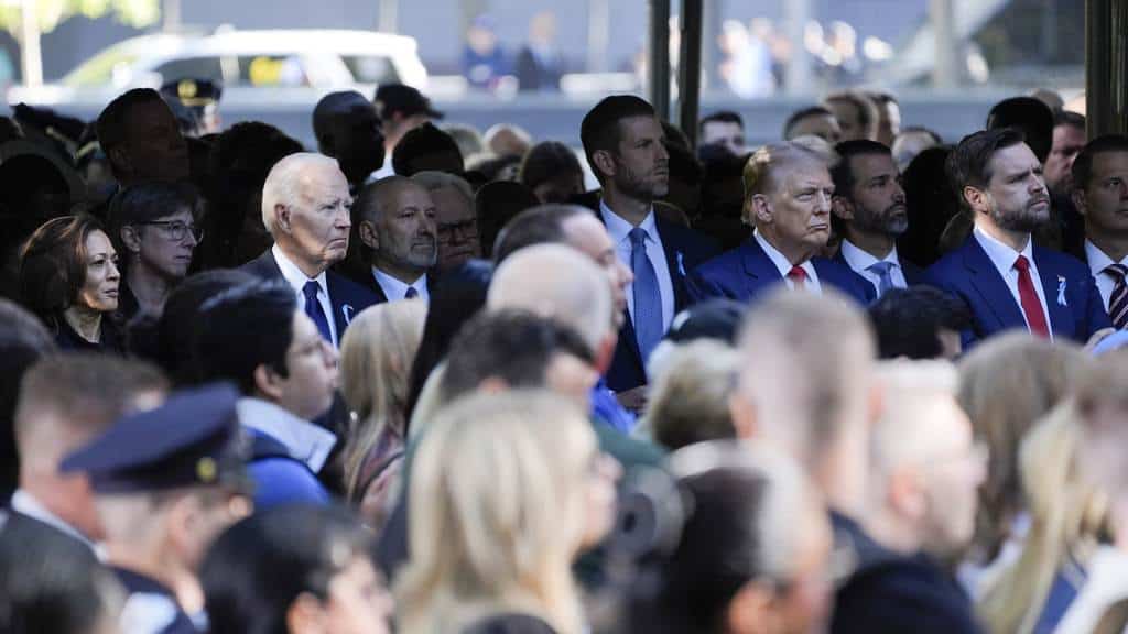 El presidente Joe Biden y la candidata presidencial demócrata, la vicepresidenta Kamala Harris, izquierda, y el candidato presidencial republicano, el expresidente Donald Trump, y el candidato republicano a la vicepresidencia, el senador JD Vance, republicano por Ohio, derecha, durante una ceremonia que conmemora el aniversario del terrorismo del 11 de septiembre. Ataques en el Museo y Memorial Nacional del 11 de Septiembre, miércoles 11 de septiembre de 2024, en Nueva York.