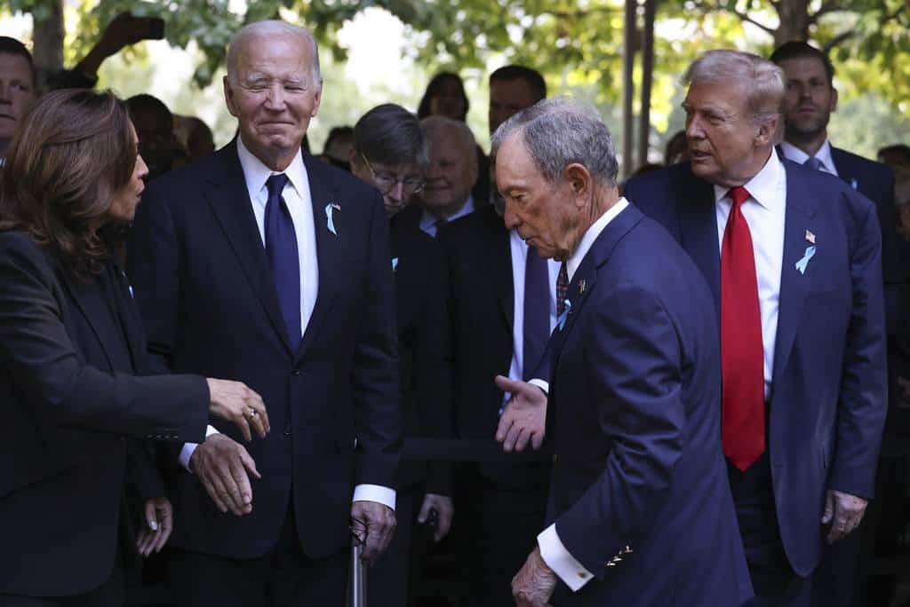 La vicepresidenta candidata demócrata a la presidencia, Kamala Harris (extrema izquierda), saluda al candidato presidencial republicano, el expresidente Donald Trump (extrema derecha), mientras el presidente Joe Biden y Michael Bloomberg observan su llegada a la ceremonia conmemorativa del 11 de septiembre en el 23º aniversario del 11 de septiembre. , Ataques terroristas de 2001, miércoles 11 de septiembre de 2024, en Nueva York.