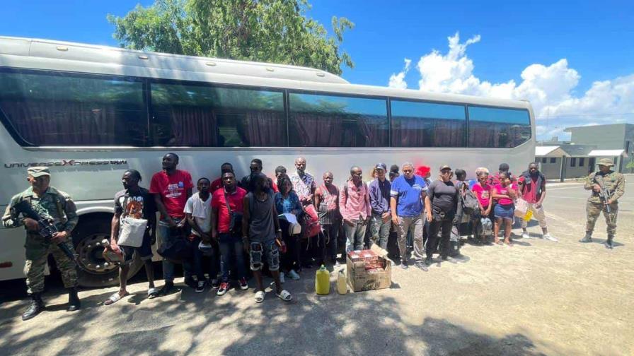 Apresan 23 haitianos ilegales que eran transportados en un autobús en la frontera