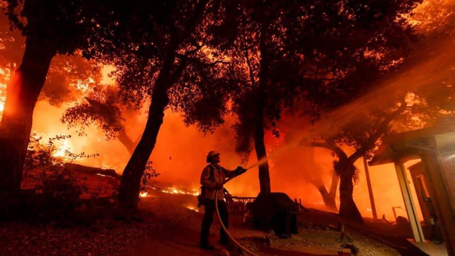 Tres grandes incendios forestales arrasan sin control el sur de California