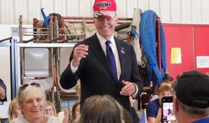 Biden se pone brevemente una gorra de Trump en gesto de unidad entre los dos partidos