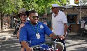 Luisito Comunica va a Gualey y coge un motoconcho: Llevo 48 horas en RD y ya ha pasado de todo