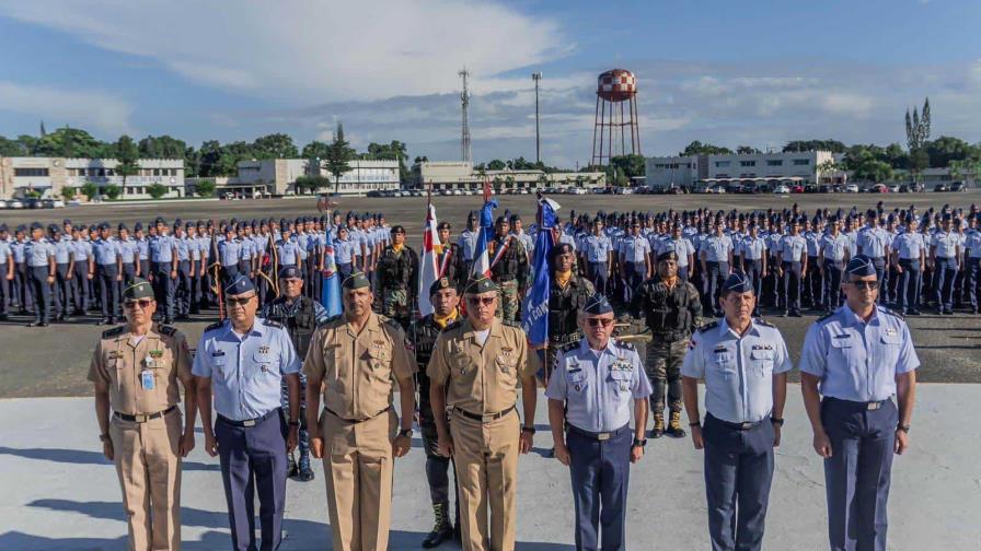 Ministro de Defensa pide a miembros de las Fuerzas Armadas  a "trabajar unidos sin importar entidad