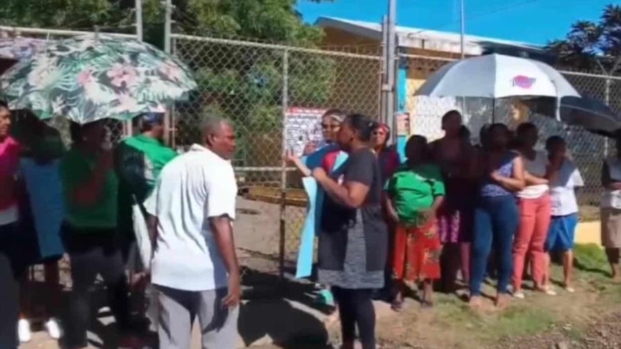 Varios estudiantes y una profesora se desmayan durante izamiento de bandera en escuela de Hato Mayor