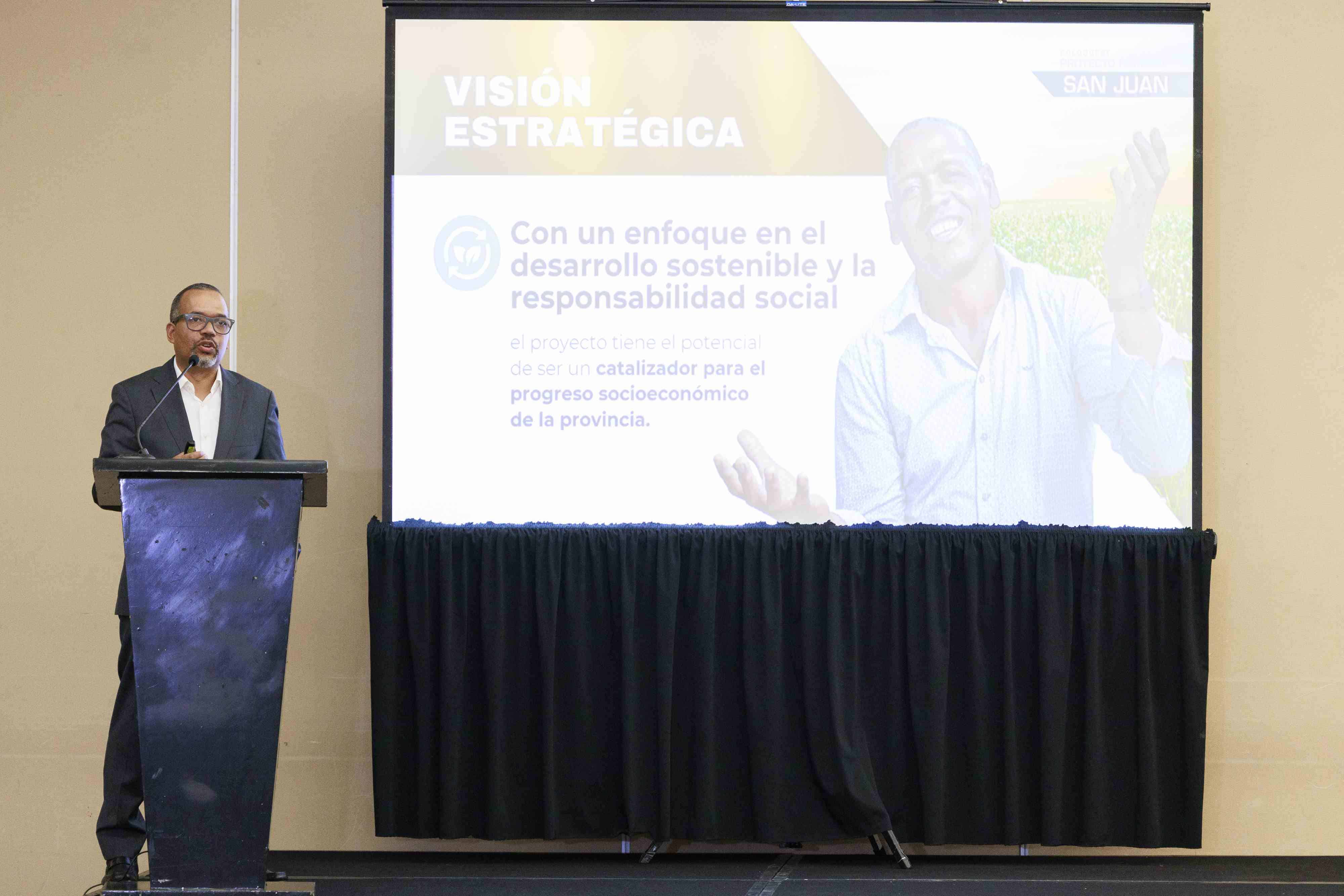 El presidente de GoldQuest en el país, Luis Santana, durante la presentación del estudio socioeconómico.