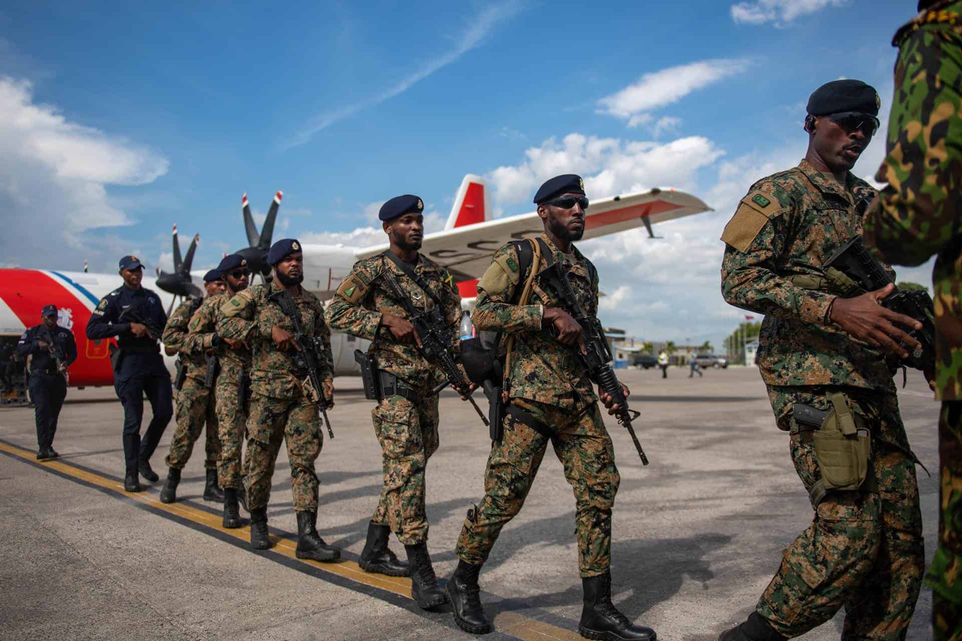 Llegada de soldados de Belice y Jamaica en apoyo a Haití.