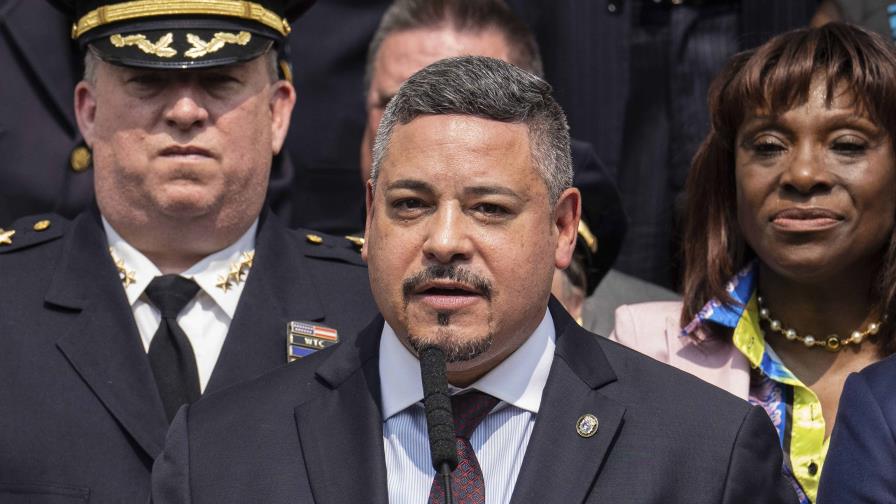 Renuncia el primer jefe latino de la Policía de Nueva York en medio de investigación federal