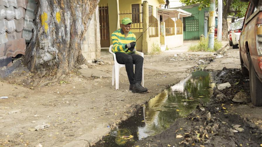 Estanque de agua y basura generan mosquitos en esquina de María Auxiliadora