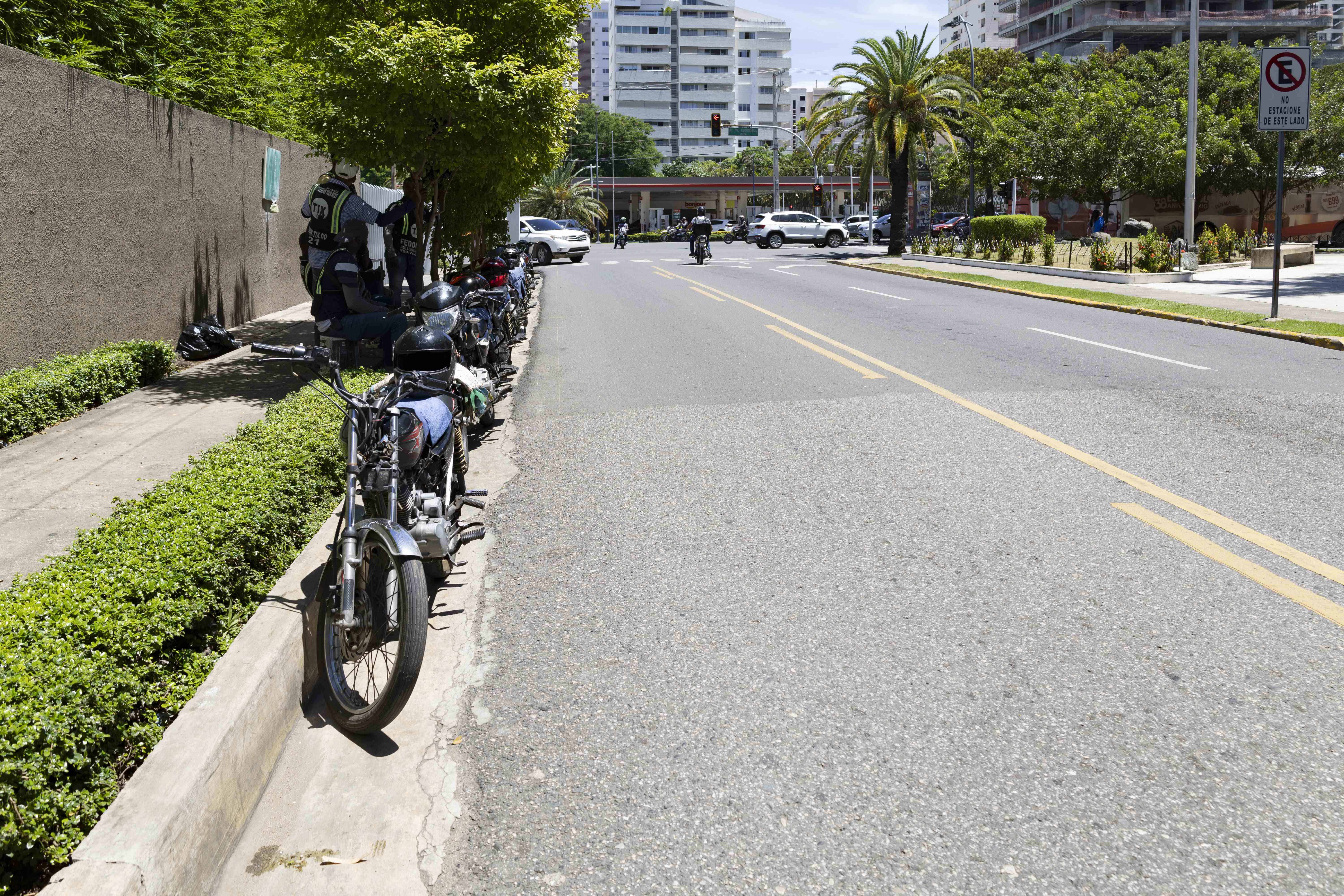 Parada de motores en la calle Ángel Severo Cabral. 