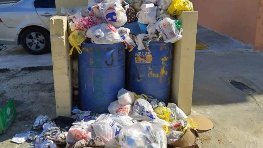 Ayuntamiento de SDO tiene dos semanas que no recoge la basura en la calle 20 de Villa Aura