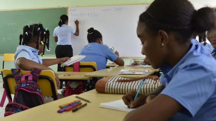 Estudiantes de RD mejoran en matemáticas y en escritura, según programa Con Base