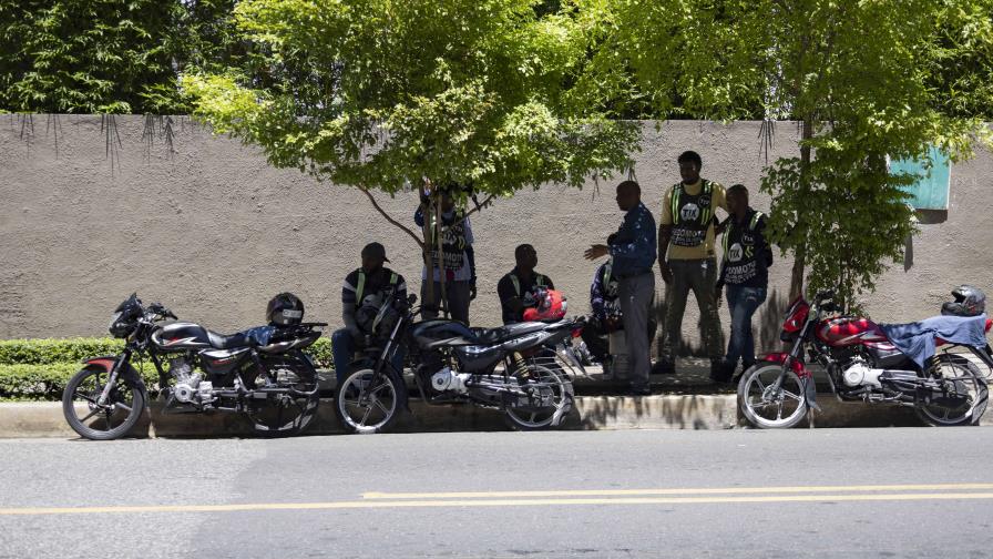 Autoridades de Santo Domingo Este prometen a motoristas un seguro de vida a cambio de su registro