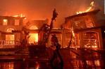Incendio forestal cerca de Los Ángeles se expande rápidamente y arrasa decenas de casas Incendio forestal cerca de Los Ángeles se expande rápidamente y arrasa decenas de casas