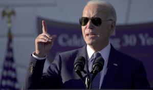 Biden celebra aniversario de la histórica Ley de Violencia contra la Mujer, que redactó y patrocinó