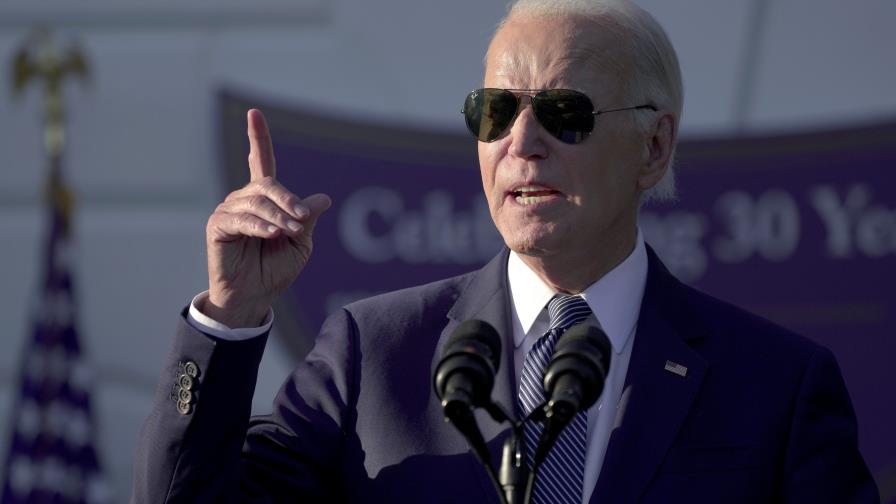 Biden celebra aniversario de la histórica Ley de Violencia contra la Mujer, que redactó y patrocinó