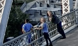 El cantante Jon Bon Jovi logra persuadir a una mujer de no saltar de un puente en Nashville