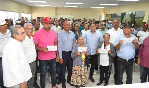 Ministerio de Agricultura entrega más de RD$70 millones a 1,059 agricultores de La Vega