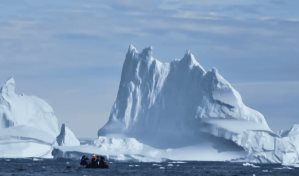La avalancha de roca y hielo que causó un tsunami de 200 metros en fiordo de Groenlandia La avalancha de roca y hielo que causó un tsunami de 200 metros en fiordo de Groenlandia
