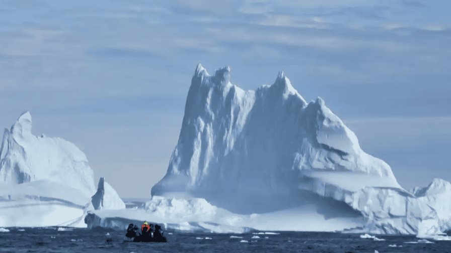 La avalancha de roca y hielo que causó un tsunami de 200 metros en fiordo de Groenlandia La avalancha de roca y hielo que causó un tsunami de 200 metros en fiordo de Groenlandia