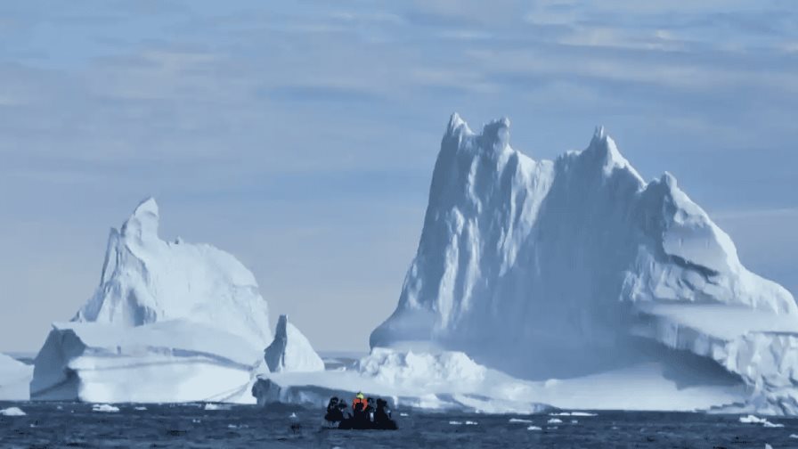 Una avalancha de roca y hielo en un glaciar en Groenlandia causó un tsunami de 200 metros