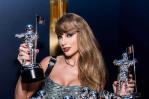 Taylor Swift reina en los MTV VMAs con siete premios y le dedica palabras a su novio