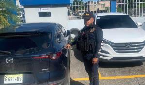 Arrestan a mujer conduciendo vehículo robado en La Romana