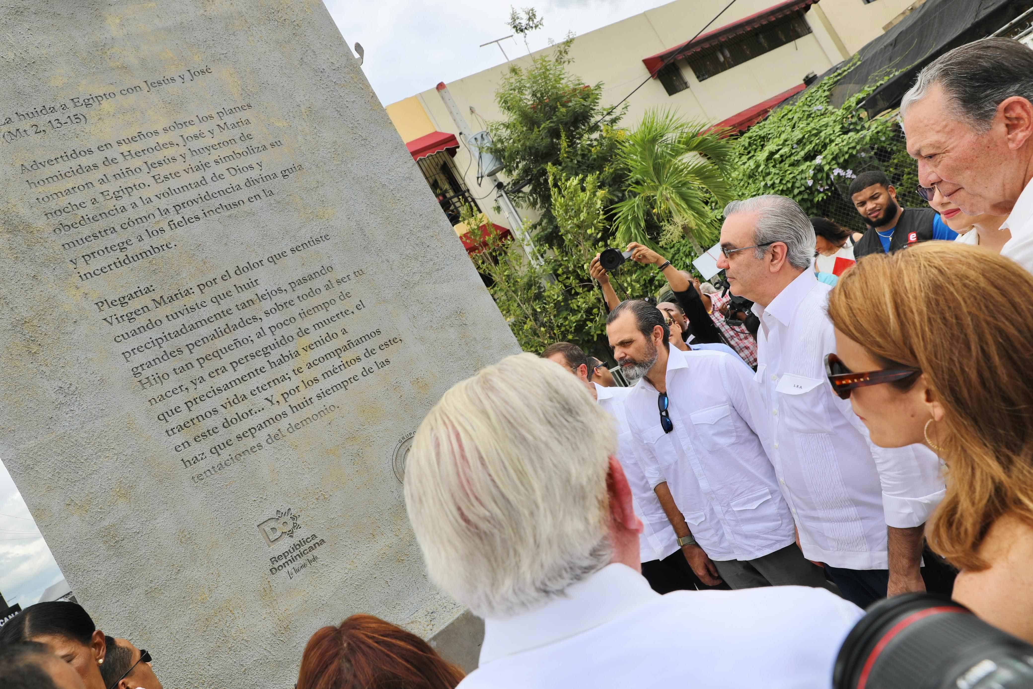 El presidente Luis Abinader observa uno de los monumentos.