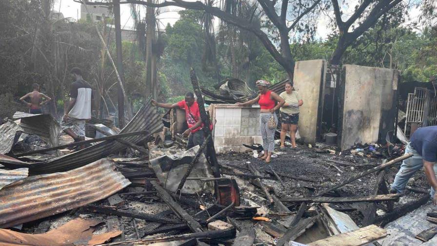 Gobierno reubica familias afectadas por incendio en Santiago