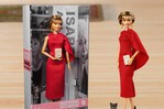 Isabel Allende ya tiene su mu&ntilde;eca Barbie con el libro La casa de los esp&iacute;ritus bajo el brazo