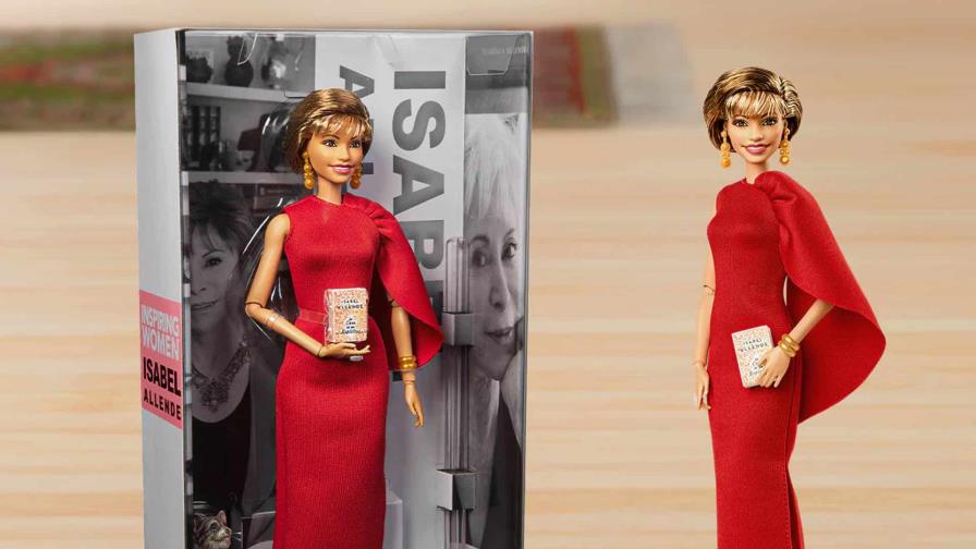 Isabel Allende ya tiene su muñeca Barbie con el libro La casa de los espíritus bajo el brazo