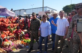Ministro Bisonó recorre mercado Binacional de Dajabón