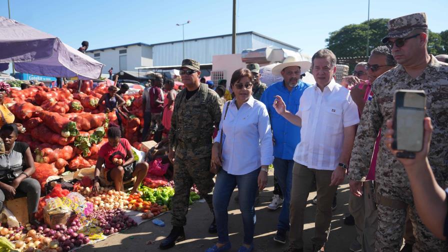 Ministro Bisonó recorre mercado Binacional de Dajabón