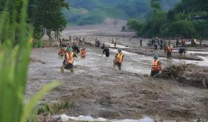 Suben a 233 los muertos por tifón en Vietnam tras hallazgos en zonas con deslaves e inundaciones