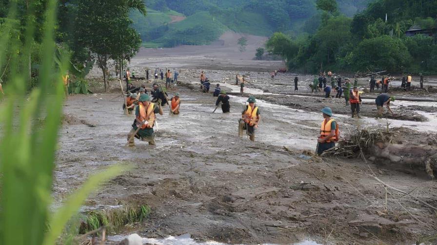 Suben a 233 los muertos por tifón en Vietnam tras hallazgos en zonas con deslaves e inundaciones