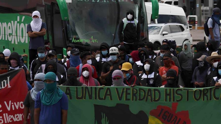 Estudiantes de Ayotzinapa vandalizan Congreso estatal por 10 aniversario de desaparecidos