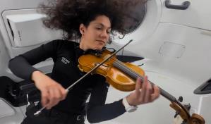 Una violinista tripulante de Polaris interpreta desde el espacio canción de Star Wars