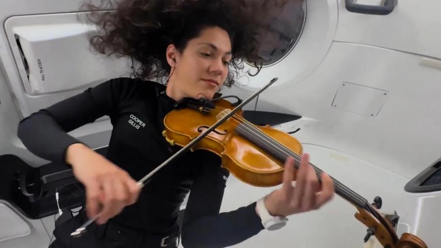 Una violinista tripulante de Polaris interpreta desde el espacio canción de Star Wars