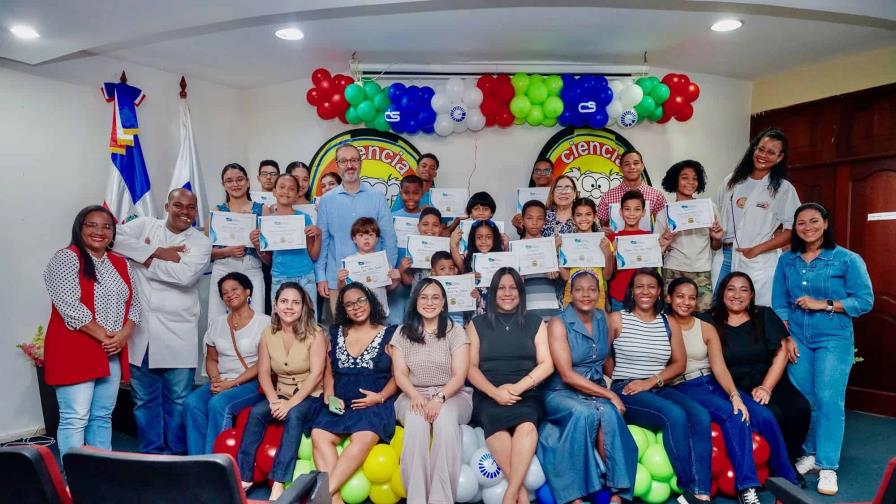 ADCS premia la excelencia académica de los hijos de sus miembros