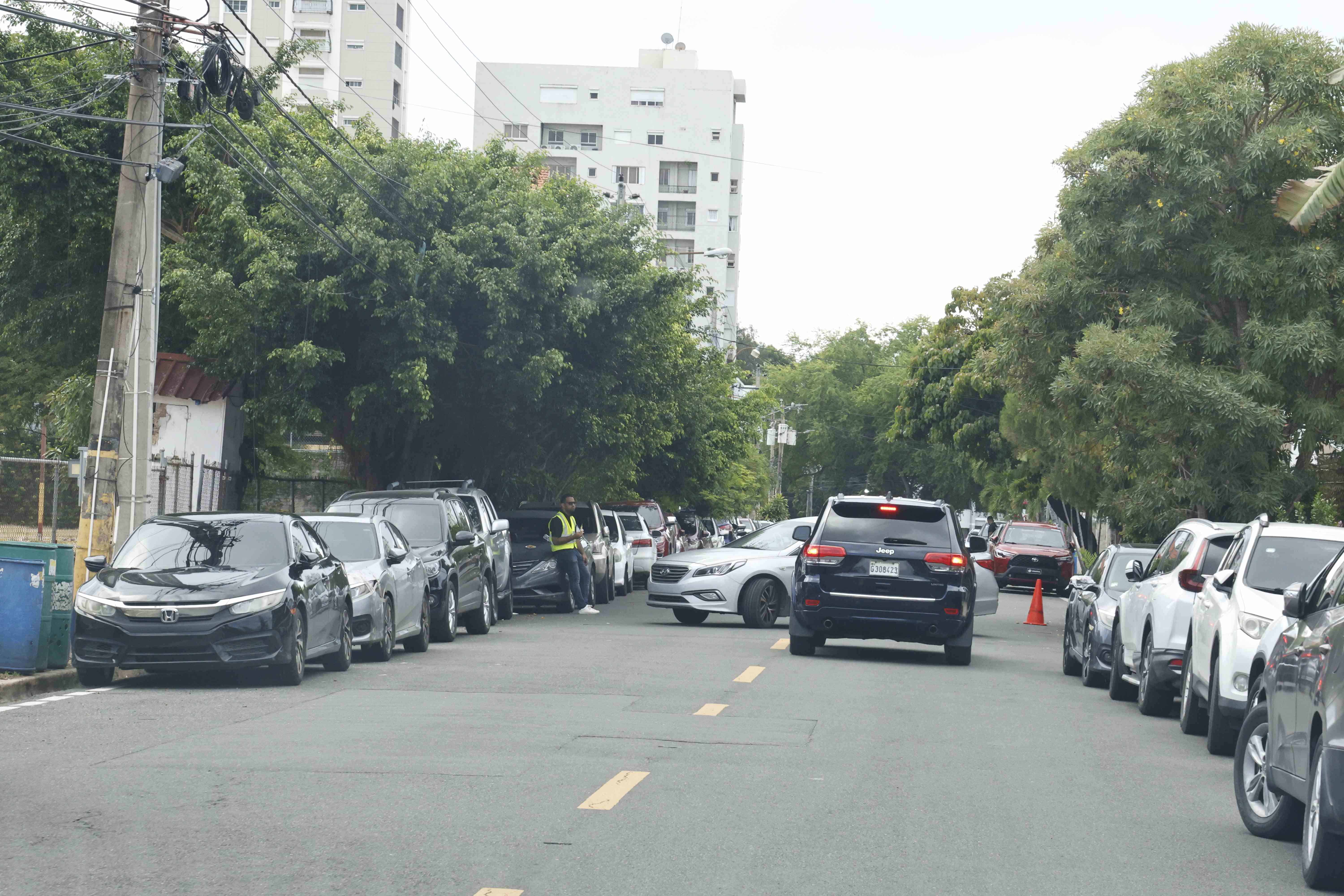 Se estacionan en ambos lados de las calles. 