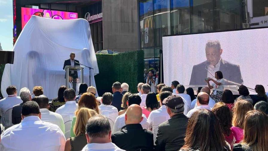 Adriano Espaillat resalta importancia de la magnífica escultura de Iván Tovar en Nueva York