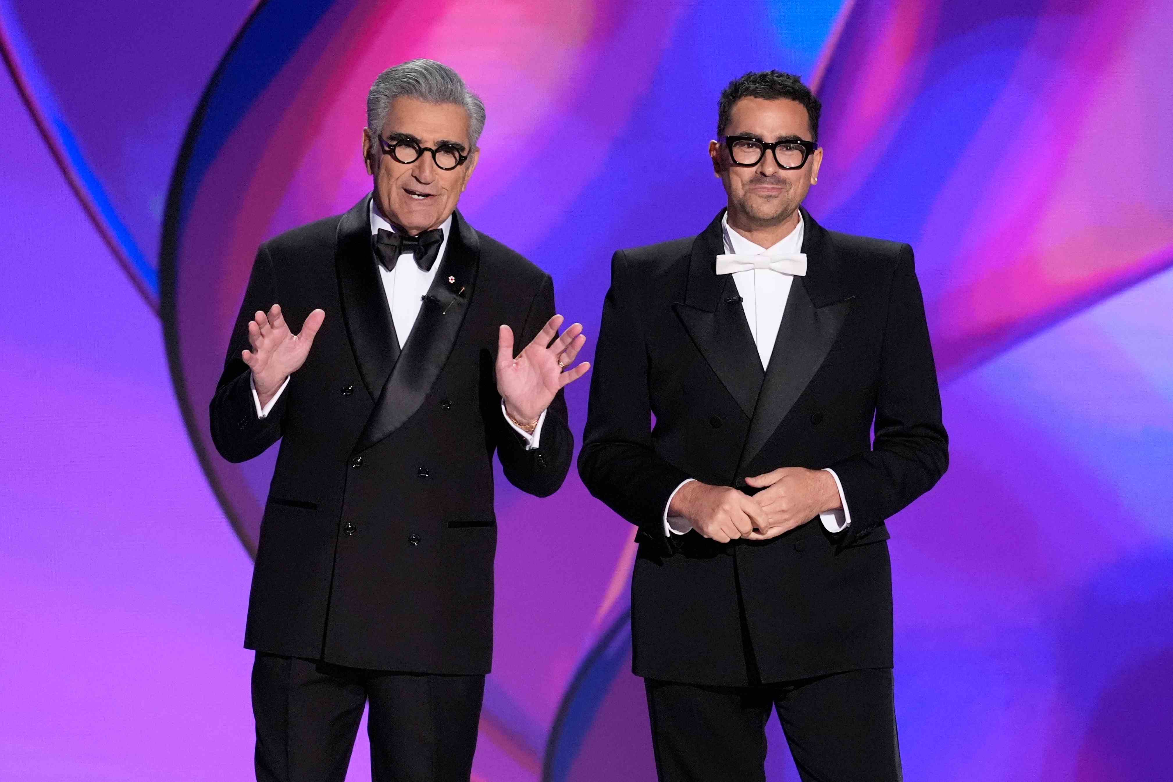 Los anfitriones Eugene Levy, izquierda, y Dan Levy hablan durante la 76a entrega de los premios Emmy el domingo 15 de septiembre de 2024 en el Teatro Peacock de Los Ángeles.