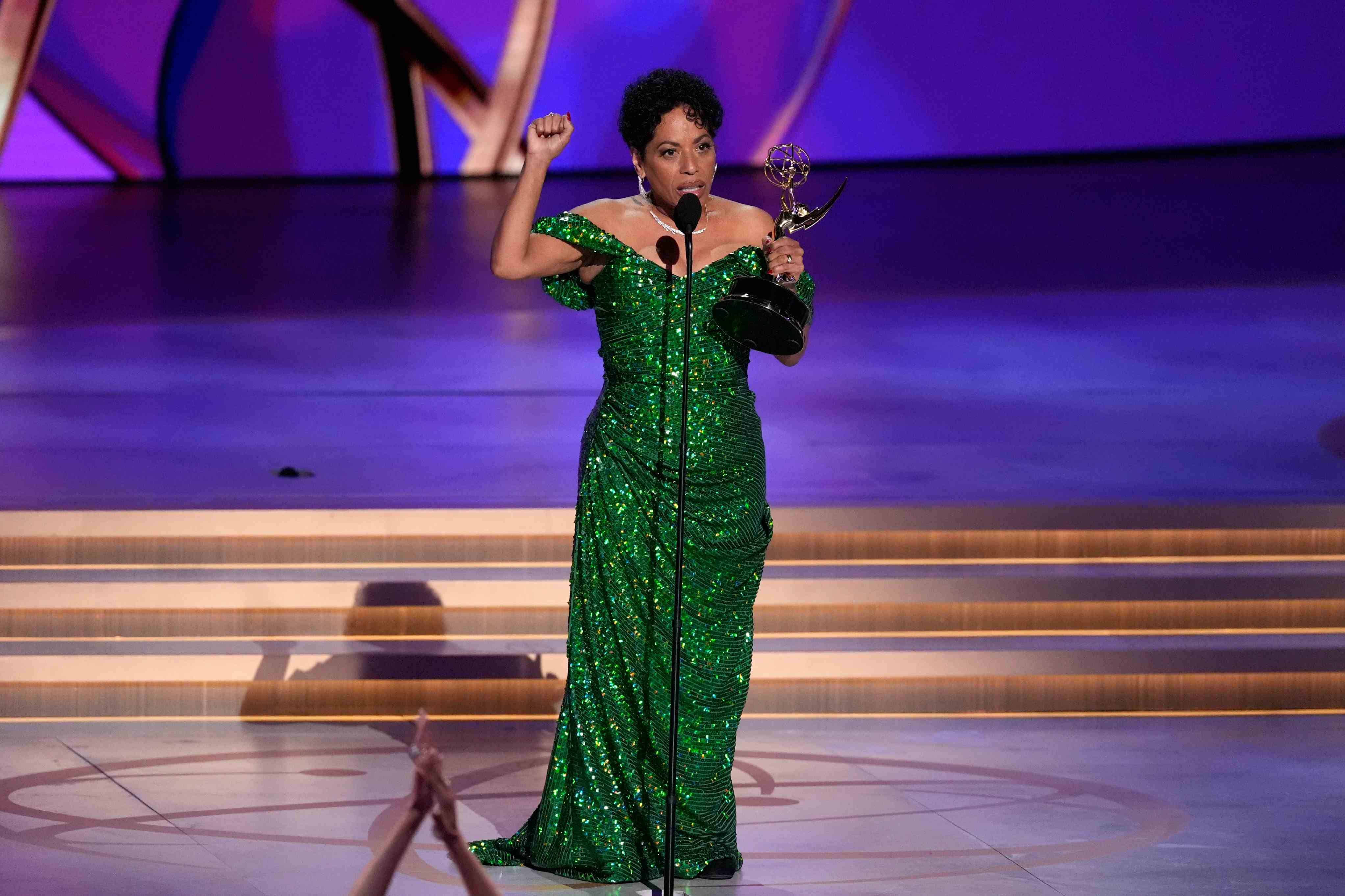 Liza Colón-Zayas recibe el premio a mejor actriz de reparto en una serie de comedia por The Bear durante la 76ª edición de los premios Emmy el domingo 15 de septiembre de 2024 en el Teatro Peacock de Los Ángeles.