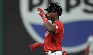 El novato dominicano Ángel Martínez pegó tres hits, Clase salva el 46, en victoria de los Guardianes