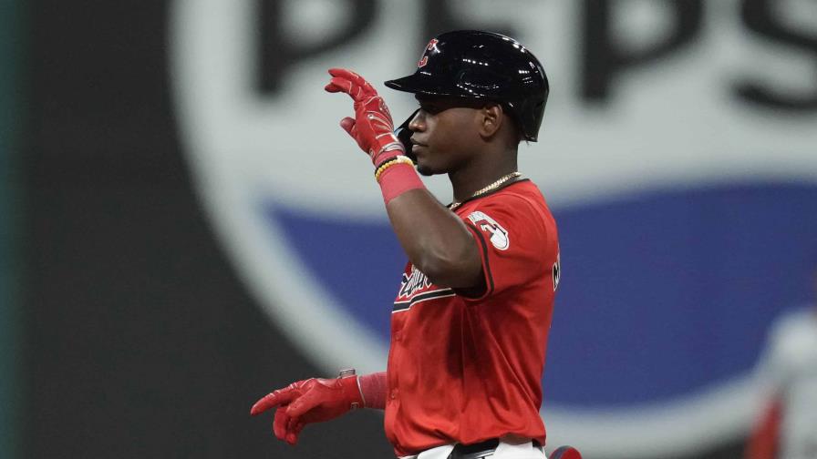 El novato dominicano Ángel Martínez pegó tres hits, Clase salva el 46, en victoria de los Guardianes