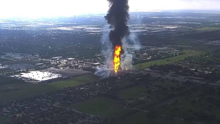 Incendio en oleoducto cerca de Houston comenzó cuando un vehículo golpeó una válvula