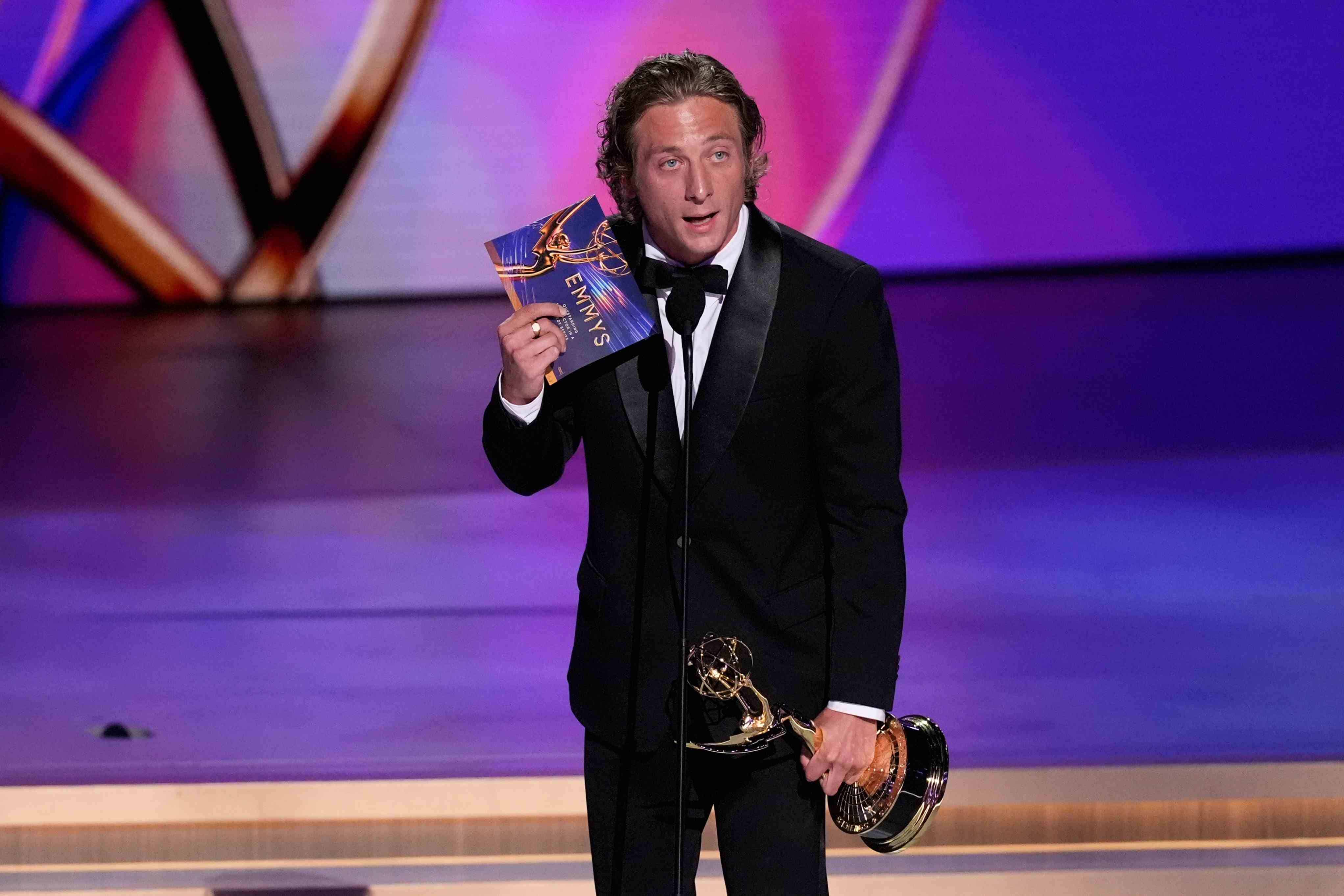 Jeremy Allen White recibe el premio a mejor actor de una serie de comedia por The Bear durante la 76ª edición de los premios Emmy el domingo 15 de septiembre de 2024 en el Teatro Peacock de Los Ángeles,