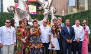 Escultura de cuatro metros de Iván Tovar se exhibe en Times Square